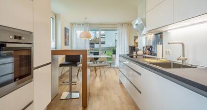 Ferienwohnung "Sunny" mit Bergblick, WLAN und privater Terrasse