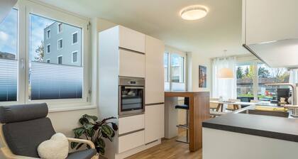 Ferienwohnung "Sunny" mit Bergblick, WLAN und privater Terrasse