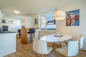 Dining - Apartment "Sunny" with Mountain View, Wi-Fi & Private Terrace (Bregenz)