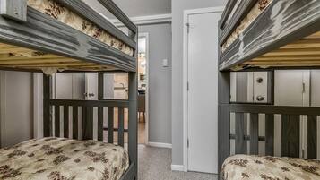 Kondominium, Beberapa Tempat Tidur (Whiffletree C2) | 2 kamar tidur, setrika/meja setrika, dan seprai linen