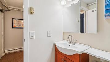 Kondominium, Beberapa Tempat Tidur (Whiffletree C2) | Kamar mandi | Sampo