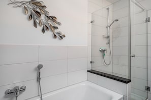 Baignoire, sĂšche-cheveux, serviettes fournies