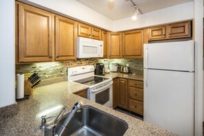Condo, Multiple Beds (Pinnacle B20) | Private kitchen | Fridge, microwave, stovetop, dishwasher - Pinnacle B20 (Killington)