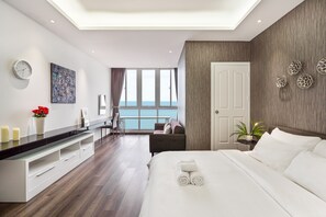 Penthouse presidencial, 4 habitaciones, vista al mar | Caja de seguridad en la habitación y escritorio 