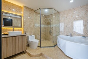 Penthouse Prestigio, 4 habitaciones, vista al mar | Baño | Regadera, amenidades de baño gratuitas, pantuflas, toallas 