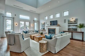 House, 5 Bedrooms | Living room