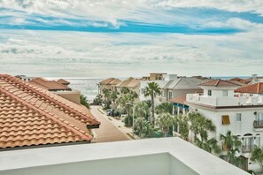 House, 5 Bedrooms | Balcony