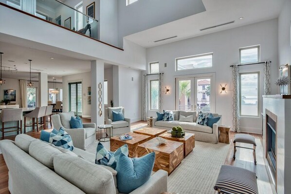 House, 5 Bedrooms | Living room