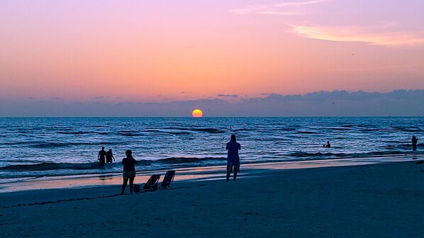 Beach nearby, sun loungers, beach towels