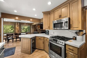 ثلاجة، ميكروويف، فرن، موقد طهي مسطح