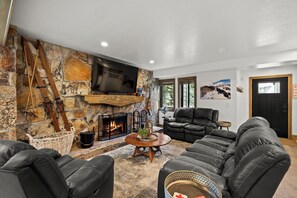 Älytelevisio, takka, videopelejä, DVD-soitin