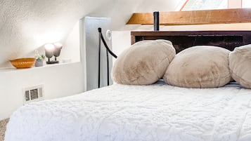 3 slaapkamers, een bureau, een strijkplank/strijkijzer, reisbedje
