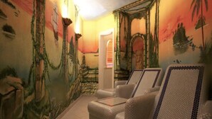 A room with a mural, two chairs, and a door. - Ferienhotel Hoppet (Hart im Zillertal)