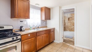 Casa | Cocina privada | Cafetera y tetera, refrigerador, microondas y lavavajillas 