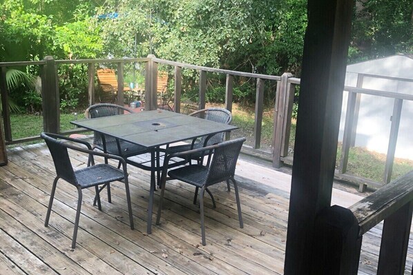 House (Comfortable 2 bedroom close to Waycro) | Balcony