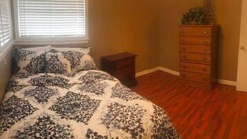 House (Comfortable 2 bedroom close to Waycro) | 2 bedrooms, desk, free WiFi
