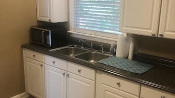 하우스 (Comfortable 2 bedroom close to Waycro) | 전용 주방 | 냉장고, 전자레인지, 커피/티 메이커, 조리 도구/접시/주방 기구