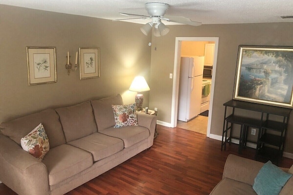 House (Comfortable 2 bedroom close to Waycro) | Living room