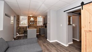 Huoneisto (Modern Meets Vintage! Renovated 1 BR ) | Olohuone | Televisio