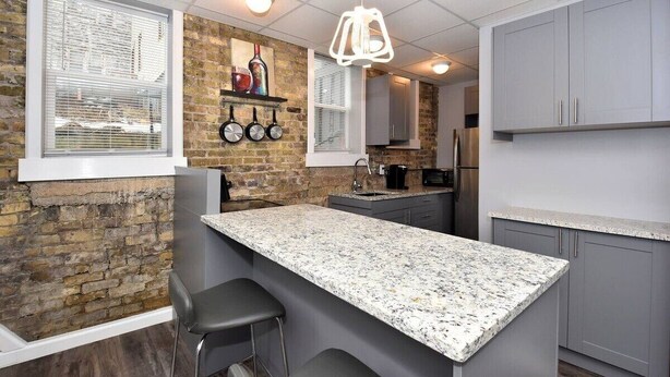 Huoneisto (Modern Meets Vintage! Renovated 1 BR ) | Yksityinen keittiö | Kahvin-/teenkeitin, jääkaappi, mikroaaltouuni