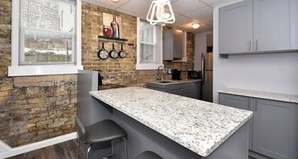 Modern Meets Vintage! Renovated 1 BR in Milwaukee