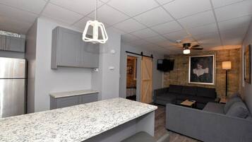 Apartemen (Modern Meets Vintage! Renovated 1 BR ) | Ruang keluarga | TV