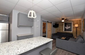 公寓 (Modern Meets Vintage! Renovated 1 BR ) | 客廳 | 電視