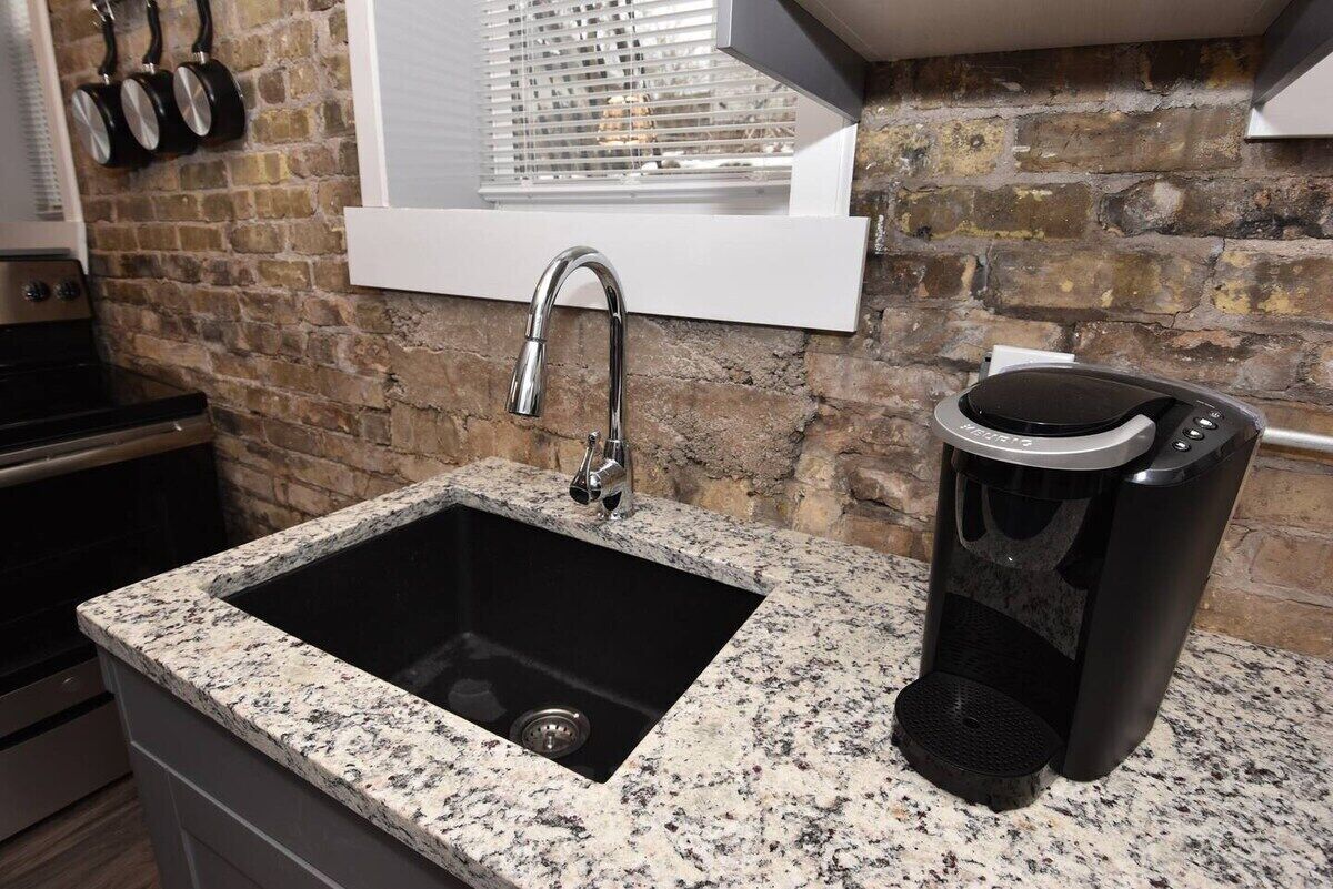 Apartemen (Modern Meets Vintage! Renovated 1 BR ) | Dapur pribadi | Lemari es, microwave, dan mesin pembuat kopi/teh