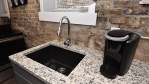 Huoneisto (Modern Meets Vintage! Renovated 1 BR ) | Yksityinen keittiö | Kahvin-/teenkeitin, jääkaappi, mikroaaltouuni