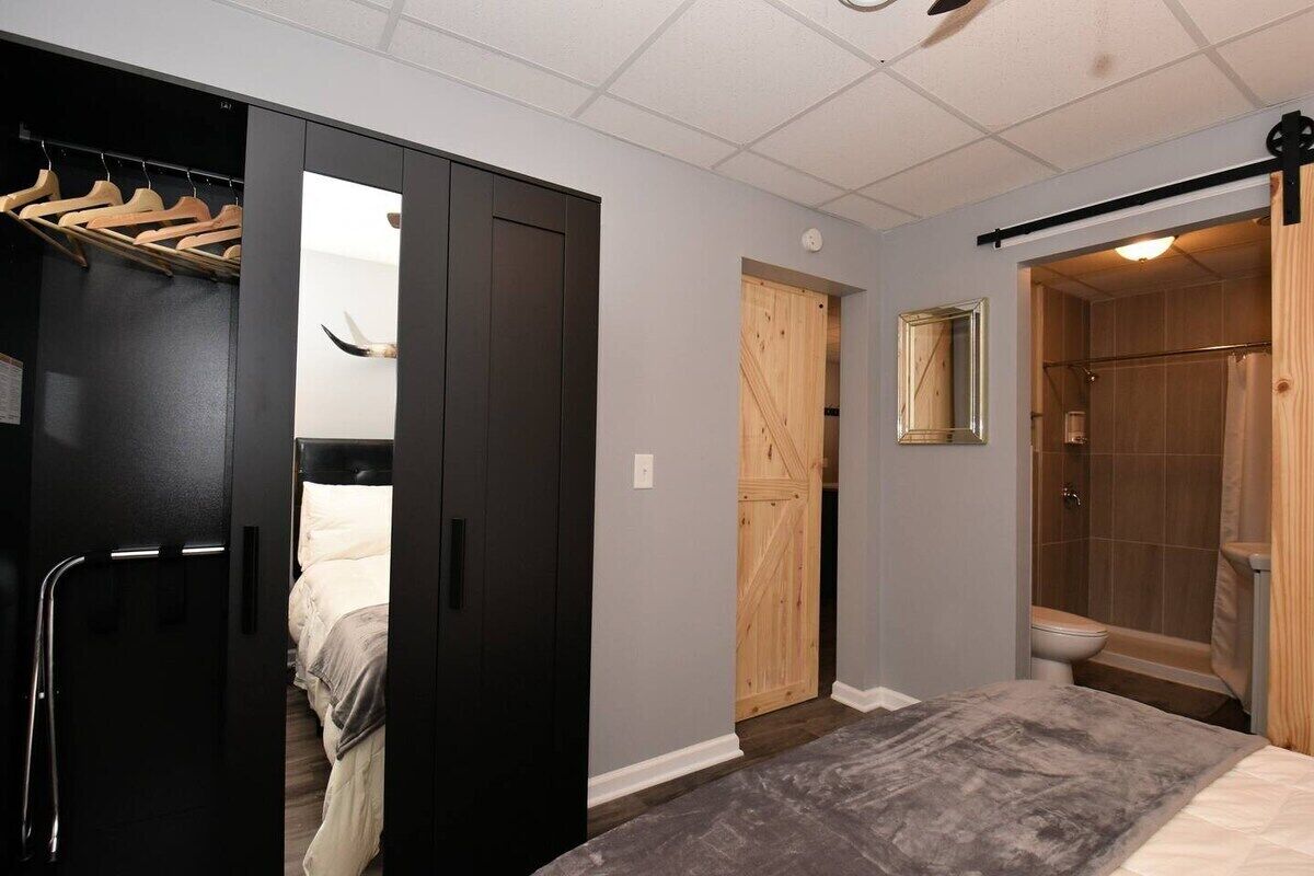 Apartemen (Modern Meets Vintage! Renovated 1 BR ) | 1 kamar tidur, meja kerja, dan Wi-Fi gratis