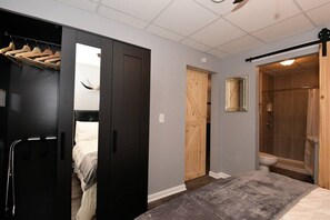 公寓 (Modern Meets Vintage! Renovated 1 BR ) | 1 間臥室、書桌、免費無線上網