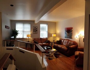 Spacious, Cozy Home in Saint Louis W/pool Table