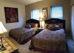 2 bedrooms, desk, free WiFi - Spacious, Cozy Home in Saint Louis W/pool Table (St. Louis)