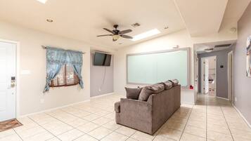 Rumah (Spacious, modern, exquisite 4-bed hom) | Ruang keluarga | TV