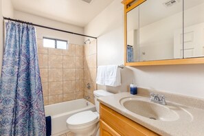 House (Spacious, modern, exquisite 4-bed hom) | Bathroom - Spacious, Modern, Exquisite 4-bed Home in Tucson (Tucson)