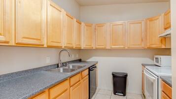 Rumah (Spacious, modern, exquisite 4-bed hom) | Dapur pribadi | Lemari es, microwave, mesin pencuci piring, dan mesin pembuat kopi/teh