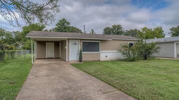 Nhà (Modern, exquisite 2-bedroom home in B) | Ngoại thất