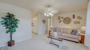 House (Modern, exquisite 2-bedroom home in B) | Living room | TV