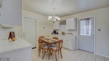 House (Modern, exquisite 2-bedroom home in B) | Private kitchen | Fridge, microwave, coffee/tea maker, cookware/dishes/utensils