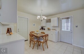 House (Modern, exquisite 2-bedroom home in B) | Private kitchen | Fridge, microwave, coffee/tea maker, cookware/dishes/utensils - Modern, Exquisite 2-bedroom Home in Bossier City (Bossier City)