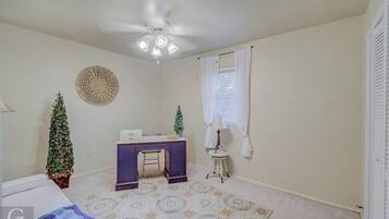 House (Modern, exquisite 2-bedroom home in B) | 2 bedrooms, desk, free WiFi