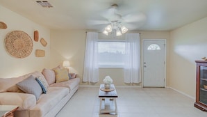 House (Modern, exquisite 2-bedroom home in B) | Living room