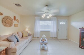 獨棟房屋 (Modern, exquisite 2-bedroom home in B) | 客廳 | 電視