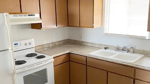 独立别墅 (Modern, homey 2-bedroom in Toledo) | 私人厨房 | 茶具/咖啡用具、冰箱、微波炉、厨具/餐具
