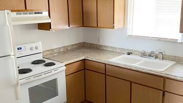 House (Modern, homey 2-bedroom in Toledo) | Private kitchen | Fridge, microwave, coffee/tea maker, cookware/dishes/utensils