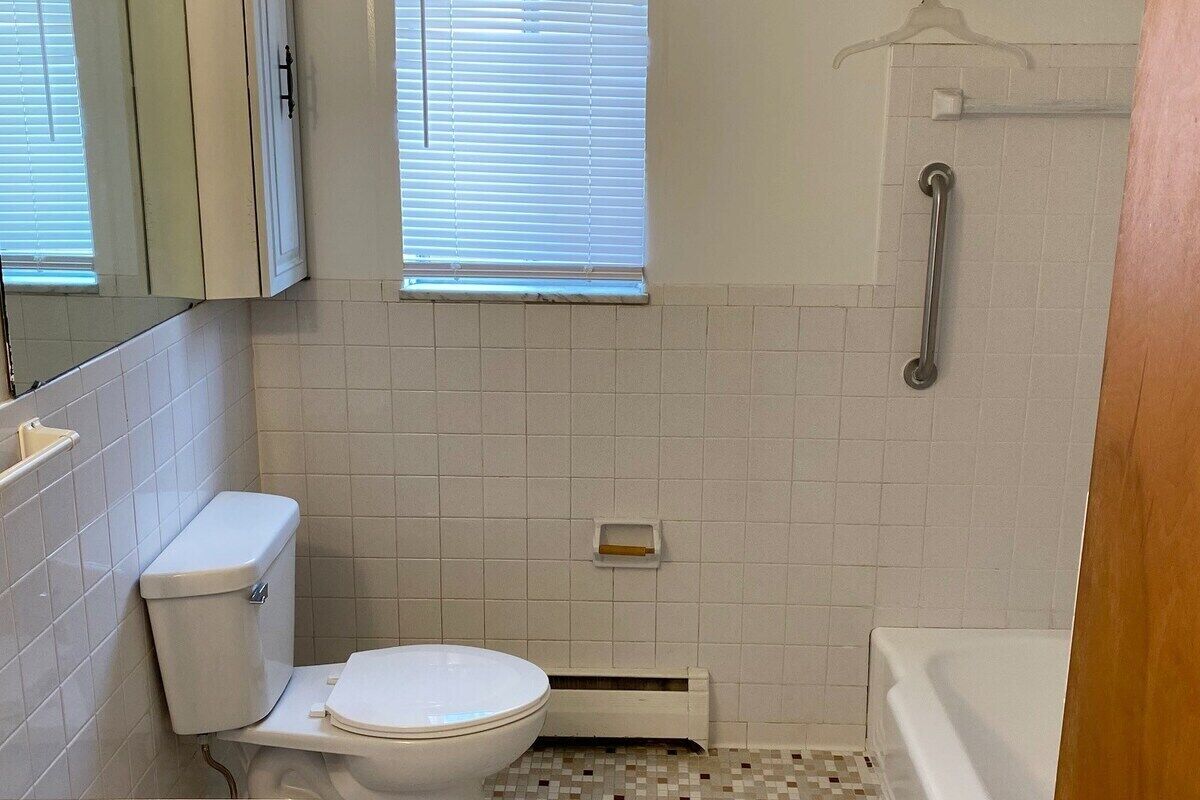 House (Modern, homey 2-bedroom in Toledo) | Bilik Mandi