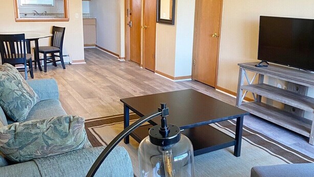 独立别墅 (Modern, homey 2-bedroom in Toledo) | 客厅 | 电视