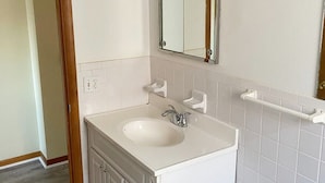 独立别墅 (Modern, homey 2-bedroom in Toledo) | 浴室