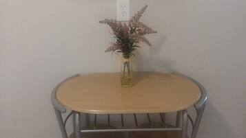 House (Cozy 1 br located on the west side of) | Dapur peribadi | Peti sejuk, ketuhar gelombang mikro, pembancuh kopi/teh