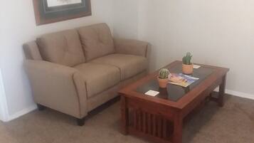 House (Cozy 1 br located on the west side of) | Ruang tamu | TV